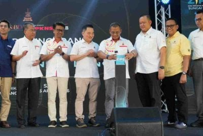 Amirudin (empat dari kanan) melakukan gimik pelancaran sempena Majlis Peluncuran Zon Industri Perikanan Sungai Lang, pada Sabtu.