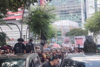 Dua individu berada di atas pacuan empat roda bagi menyertai Himpunan Tangkap Azam Baki di ibu negara pada Sabtu.