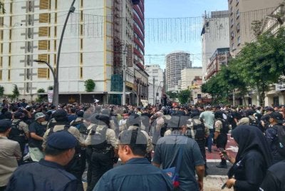 Peserta Himpunan Tangkap Azam Baki mula bergerak perlahan ke Dataran Merdeka di sini dengan diawasi pihak polis pada Sabtu.