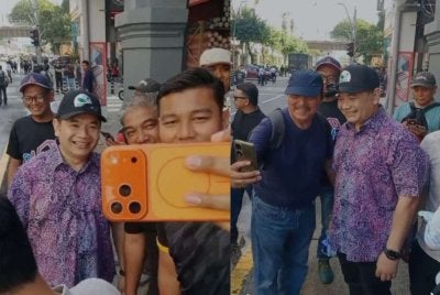 Orang ramai dalam pada itu mengambil peluang bergambar dengan Rafizi. 