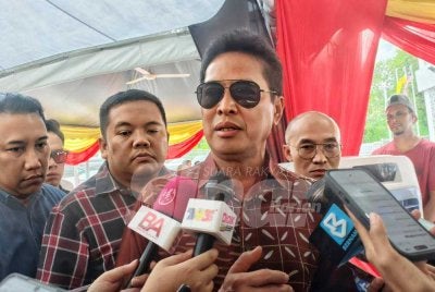 Azam Baki ditemui pemberita selepas Penyerahan Masjid Kariah Kampung Terentang, Padang Lebar pada Sabtu.