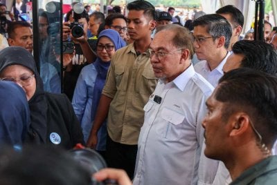 Anwar (tengah) melawat reruai sempena Majlis Pengiktirafan NADI MCMC sebagai Pusat Transformasi Digital Kesatuan Telekomunikasi Antarabangsa di Yayasan Aman pada Sabtu. - Foto Bernama