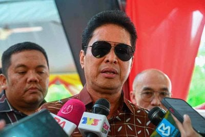 Ketua Pesuruhjaya Suruhanjaya Pencegahan Rasuah Malaysia (SPRM), Tan Sri Azam Baki, bercakap dalam sidang media semasa Majlis Penyerahan Masjid Kampung Terentang, Padang Lebar pada Sabtu. Foto Bernama 