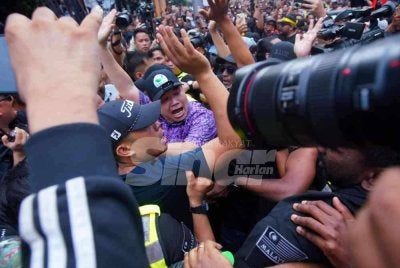 Ketika Rafizi dibawa melintasi jalan menuju ke arah Dataran Merdeka, suasana menjadi semakin tidak terkawal dengan berlaku tolak-menolak antara kedua-dua pihak. FOTO SINAR HARIAN - MOHD HALIM ABDUL WAHID 
