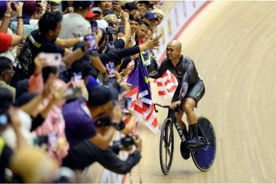 Azizulhasni meraikan kejayaannya selepas menjuarai dalam acara Akhir Keirin Lelaki pada Kejohanan Piala Dunia Berbasikal Trek UCI di Velodrom Nasional. Foto Bernama