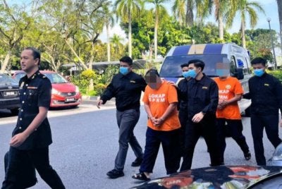Dua individu dilanjut reman lima hari lagi untuk siasatan kes seleweng dana kira-kira RM230 juta. Foto SPRM