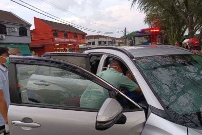 Lelaki ditemukan tidak sedarkan diri di dalam kereta sebelum disahkan meninggal dunia. Foto tular 