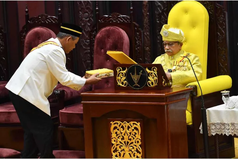 Tuanku Muhriz berkenan menerima teks titah ucapan daripada Menteri Besar Negeri Sembilan, Datuk Seri Aminuddin Harun pada Perasmian Persidangan Pertama Penggal Keempat DUN Negeri Sembilan Ke-15. Foto Bernama