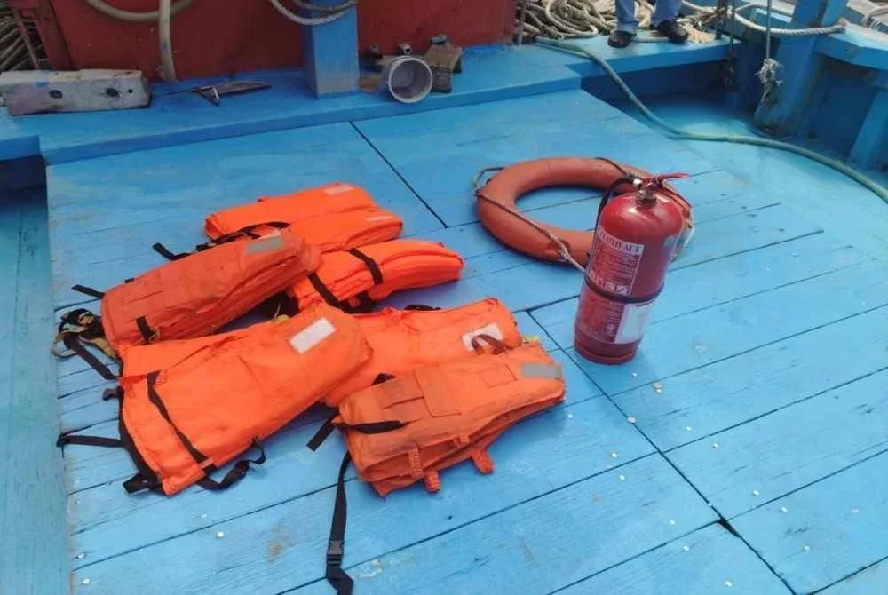 Jaket keselamatan, boya dan pemadam api antara syarat lesen vesel penangkapan ikan. 