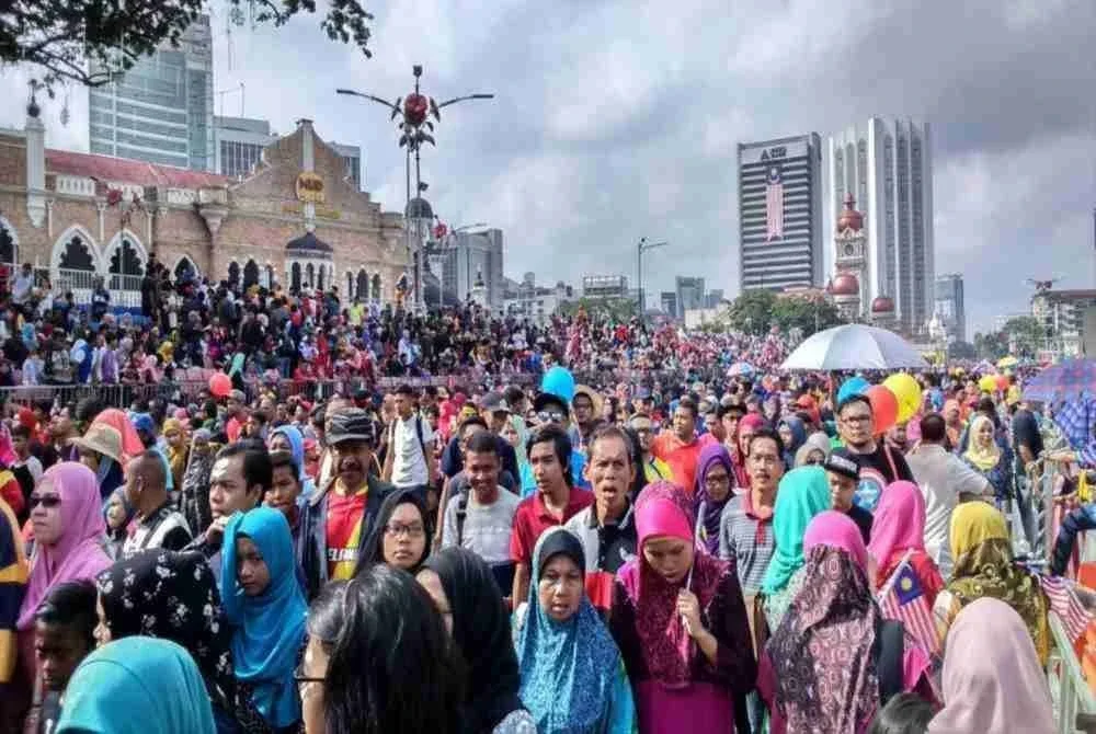 Jika defisit kepercayaan ini tidak segera dibetulkan, maka rakyat berpeluang memilih kerajaan baru dalam PRU16. Gambar hiasan. 