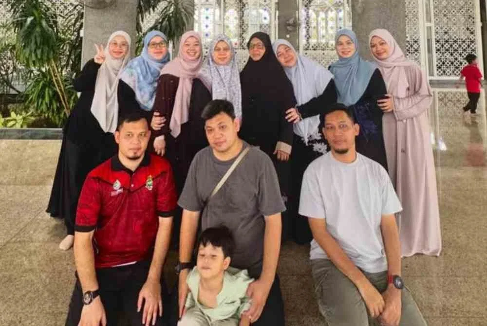 Umi Kalsum bergambar bersama anak-anaknya sebelum berangkat ke Tanah Suci. Threads ainunaniyah