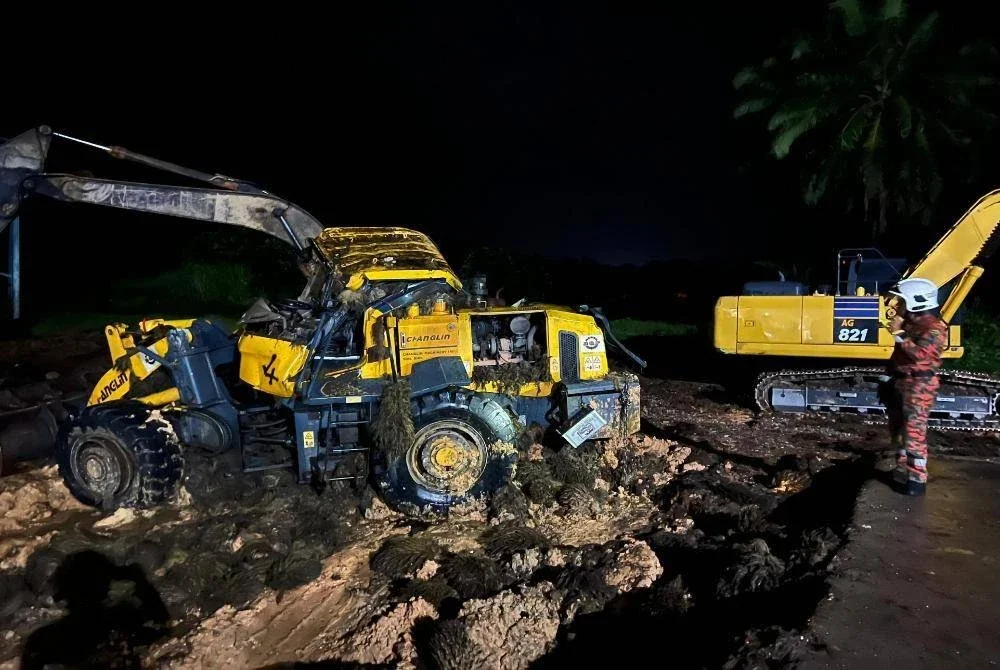 Jengkaut digunakan untuk kerja-kerja mengeluarkan jentera dari kolam.