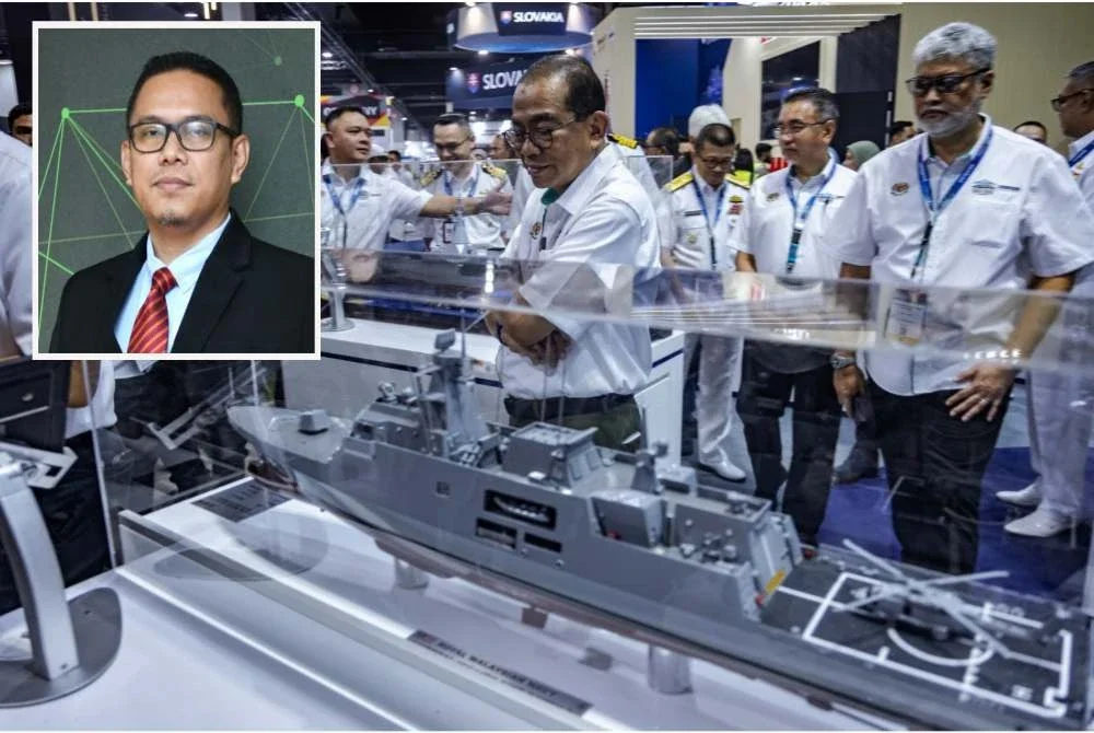 Kecanggihan teknologi ketenteraan menimbulkan kekaguman terhadap kemampuan Malaysia yang menjadi destinasi kelengkapan pertahanan antarabangsa. Gambar kecil: Dr Ram Al Jaffri Saad