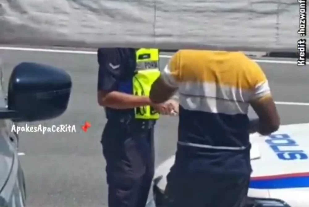 Polis membuka siasatan dalaman berhubung video tular yang memaparkan seorang anggota didakwa mengambil wang daripada seorang lelaki.