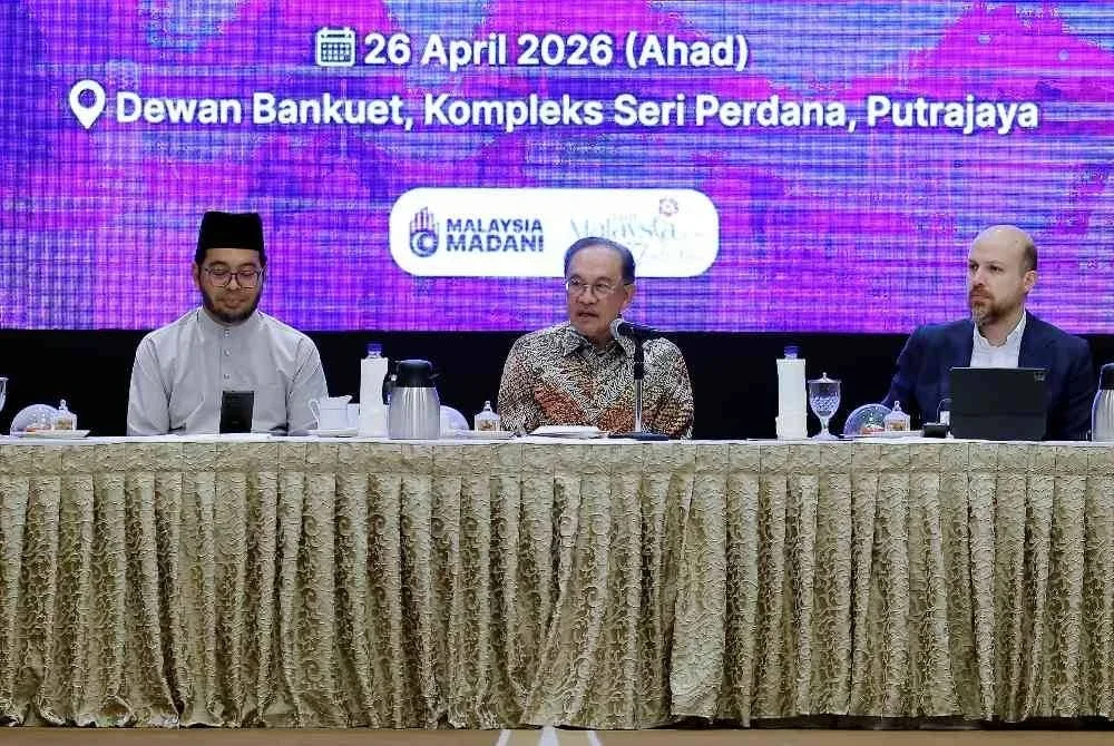 Perdana Menteri Datuk Seri Anwar Ibrahim (tengah) sebagai moderator bagi Forum Ilmuan Malaysia MADANI di Kompleks Seri Perdana, Putrajaya, malam ini. Turut dibarisi sebagai panel jemputan, Naib Pengerusi Ibn Haldun Universiti Necmeddin Bilal Erdogan (kanan) dan Menteri di Jabatan Perdana Menteri (Hal Ehwal Agama) Dr. Zulkifli Hasan (kiri). Foto Bernama