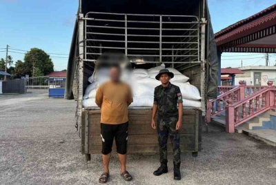 Lelaki ditahan PGA di Tumpat bersama 8.5 tan beras disyaki diseludup dari Thailand, nilai rampasan mencecah RM114,000.