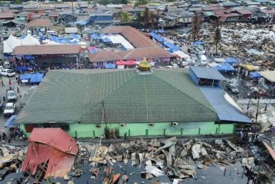 Masjid Darus Salam tetap utuh dan tidak terjejas dari kebakaran yang memusnahkan 1,000 buah rumah di Kampung Bahagia. Foto Bernama