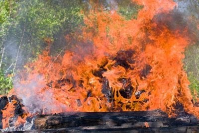 Orang ramai diingatkan bahawa aktiviti pembakaran terbuka merupakan satu kesalahan undang-undang yang serius.