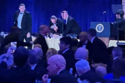 Trump dan isteri dibawa keluar daripada acara tahunan di Washington Hilton susulan insiden berkaitan keselamatan. Foto AP