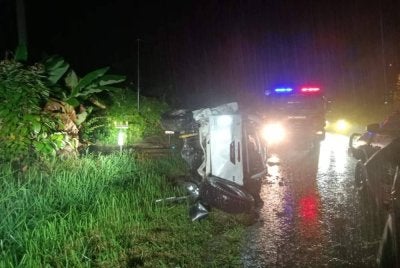 Kemalangan maut melibatkan seorang lelaki, manakala isterinya parah di Kilometer 7, Jalan Tenom-Enubai berhampiran Kampung Sri Meranti, Tenom.