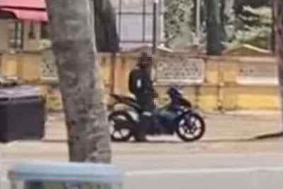 Tangkap layar video tular yang memaparkan seorang lelaki yang tidak dikenali telah berkelakuan tidak senonoh terhadap mangsa.
