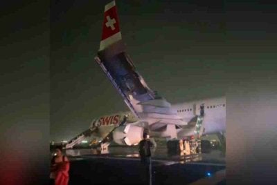 Enam penumpang pesawat milik syarikat penerbangan SWISS cedera selepas salah sebuah enjin kapal terbang berkenaan mengalami kegagalan dan terbakar ketika berlepas di Lapangan Terbang Antarabangsa Indira Gandhi.