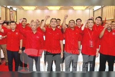 Muhyiddin (dua dari kiri) bersama perwakilan pada Konvensyen Bersatu Selangor di IDCC Shah Alam pada Ahad. Foto Sinar Harian - ASRIL ASWANDI SHUKOR 