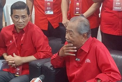 Muhyiddin (kanan) bersama Mohamed Azmin Beliau ketika sidang media Konvensyen Bersatu Selangor di Shah Alam pada Ahad.