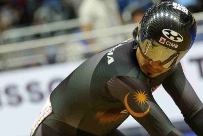 Jaguh berbasikal trek negara Datuk Azizulhasni Awang ketika beraksi dalam acara separuh akhir Pecut Lelaki menentang pelumba dari Trinidad and Tobago, Nicholas Paul pada Kejohanan Piala Dunia Berbasikal Trek UCI di Velodrom Nasional hari ini.Foto Bernama 