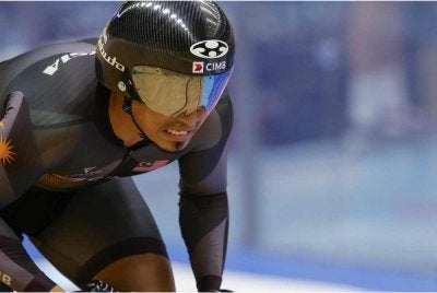 Azizulhasni ketika beraksi dalam acara suku akhir pecut lelaki menentang pelumba dari Czech Dominik Topinka pada Kejohanan Piala Dunia Berbasikal Trek UCI di Velodrom Nasional hari ini. - Foto: Bernama