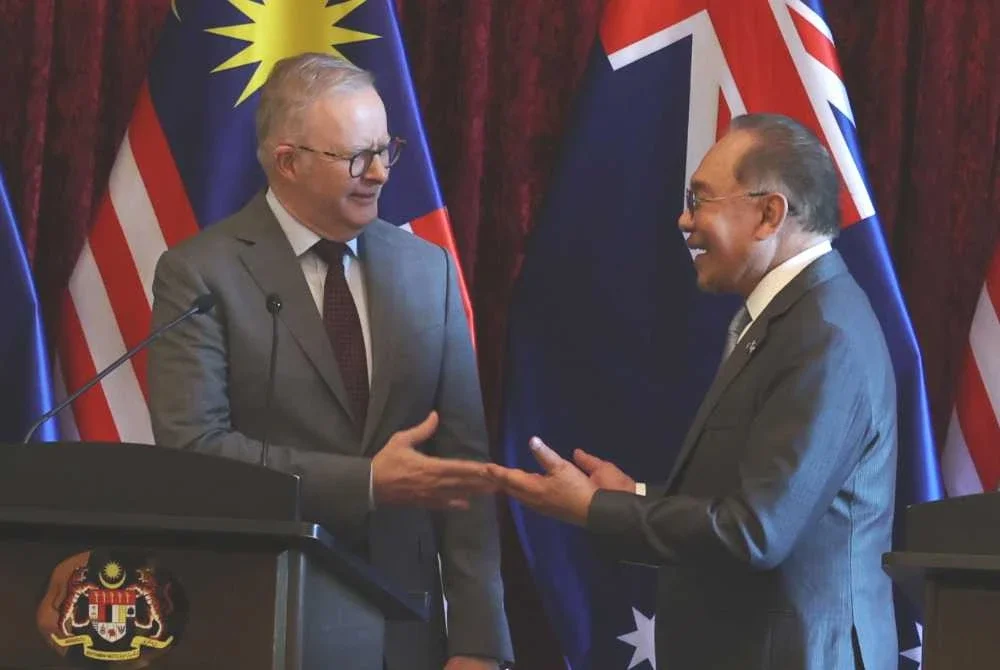 Perdana Menteri, Datuk Seri Anwar Ibrahim beramah mesra bersama Perdana Menteri Australia, Anthony Albanese di Kompleks Perdana Putra. Foto Bernama