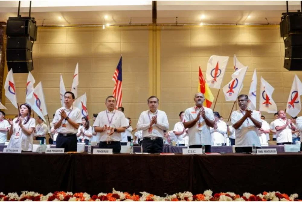 Persoalan sama ada DAP akan kekal atau memilih haluan baharu bersama figura seperti Rafizi bukan lagi spekulasi, tetapi berpotensi menjadi realiti. Gambar hiasan