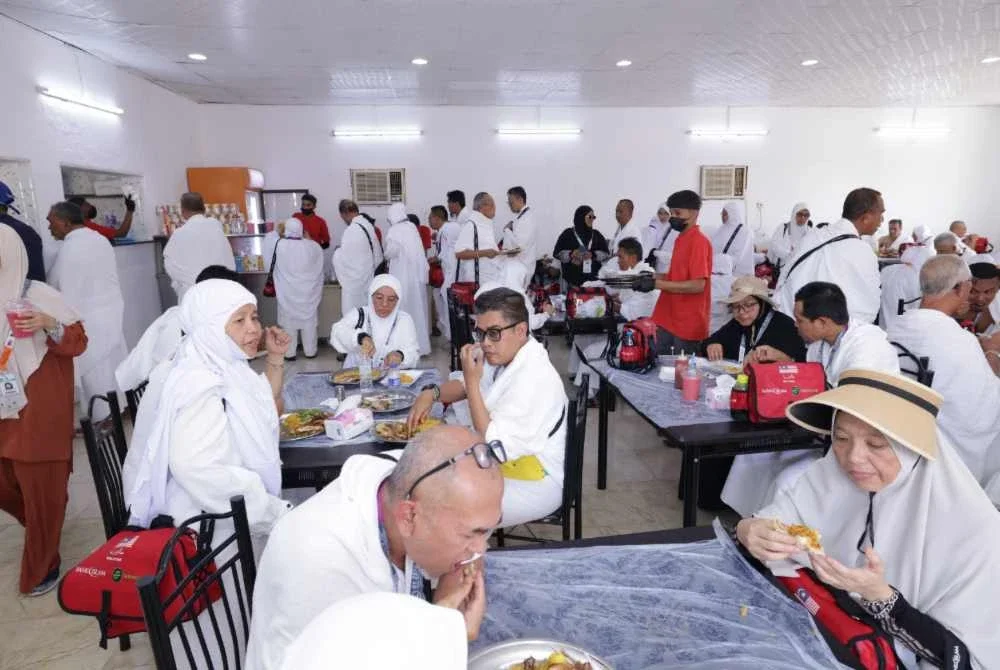Petugas PPKL bukan sahaja mengurus ketibaan bas yang berhenti di lokasi itu bagi tujuan rehat, solat dan makan, malah memantau keselamatan jemaah sepanjang masa. Foto TH