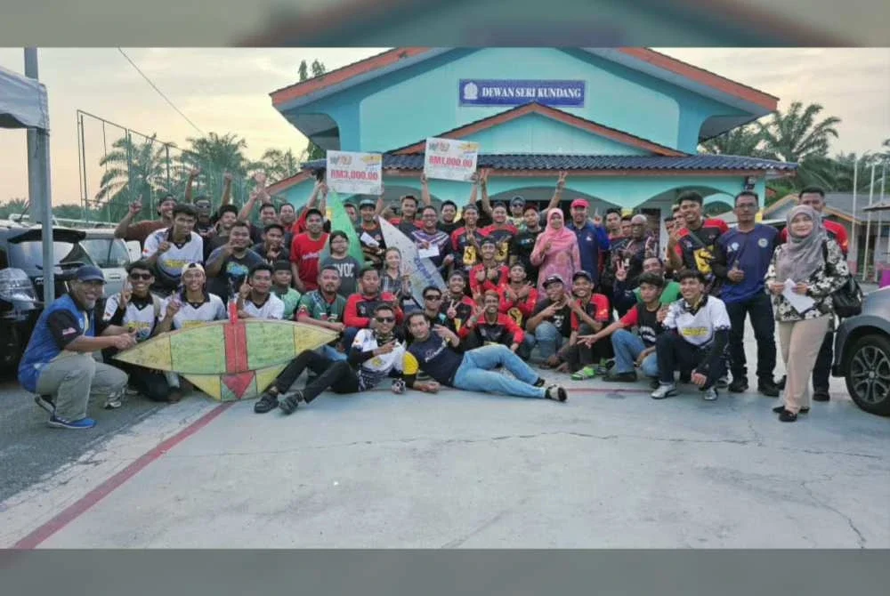 Rokiah bersama sebahagian pemenang dan peserta pertandingan Wau Terbuka Kuala Langat.