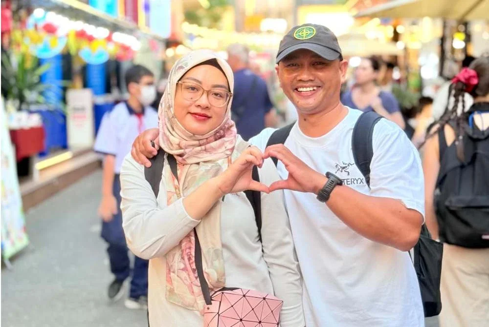 Mohd Jamri bersama isterinya, Ruhana yang kini koma dan sedang menerima rawatan di hospital di Vietnam.