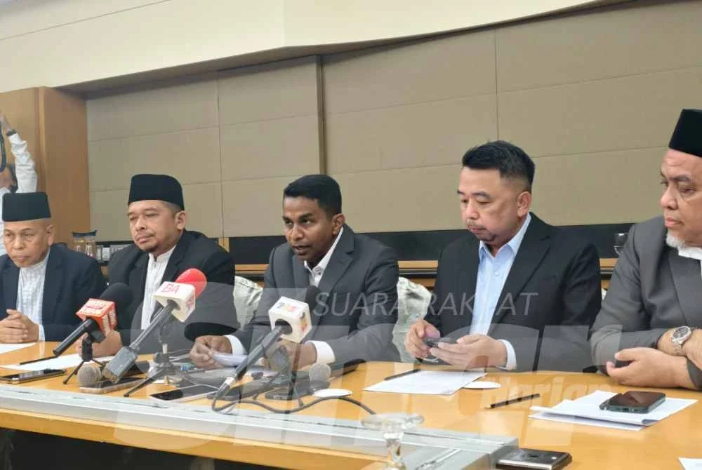 Mohamad Hanifah (tengah) mengadakan sidang media khas di sebuah hotel di Seremban.