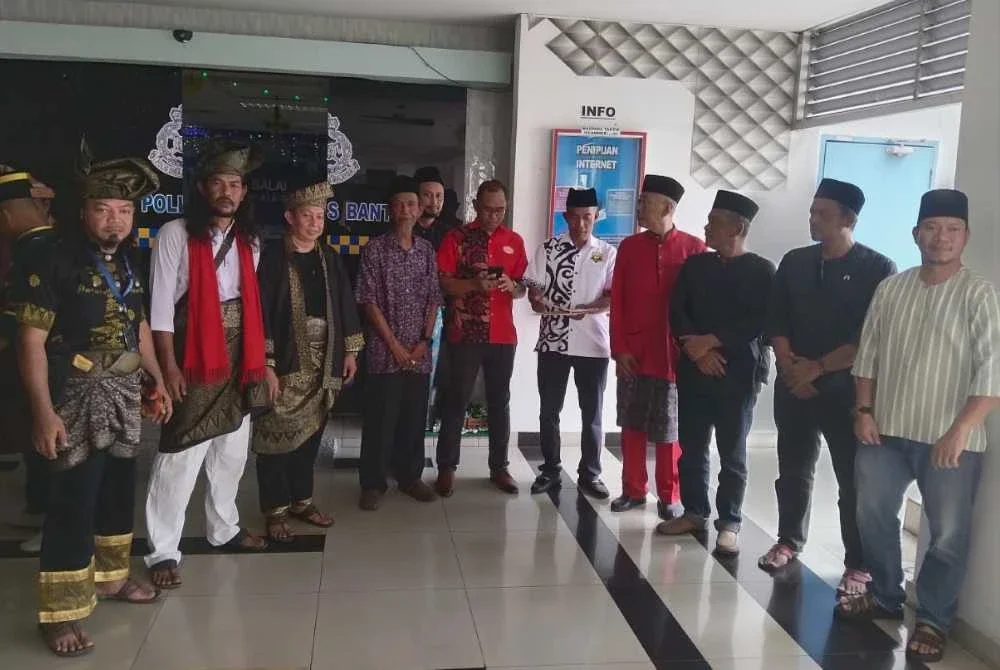 Mohd Irwan (berdiri lima dari kiri) bersama wakil NGO dan penduduk hadir membuat laporan polis di IPD Kuala Langat pada Isnin.