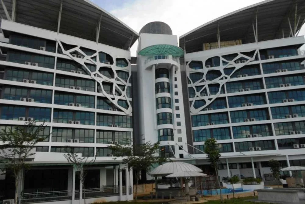 Projek Hotel Pulau Poh di Tasik Kenyir, Hulu Terengganu dijangka beroperasi tahun ini.