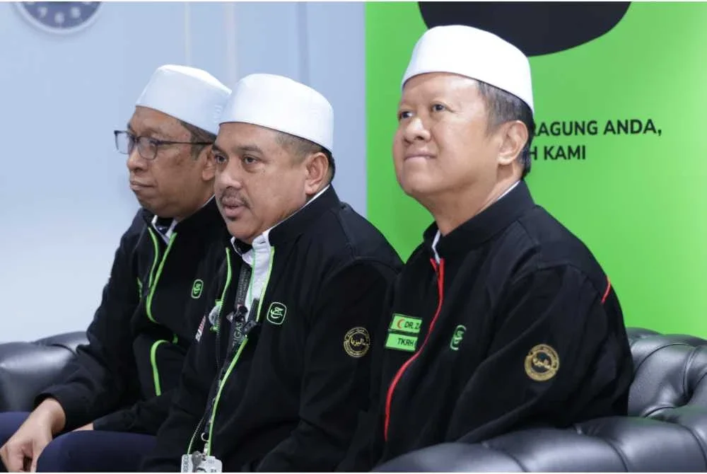 Mohd Hisham (tengah) menyarankan jemaah tidak bergambar ketika sedang melaksanakan ibadah walaupun tiada halangan.