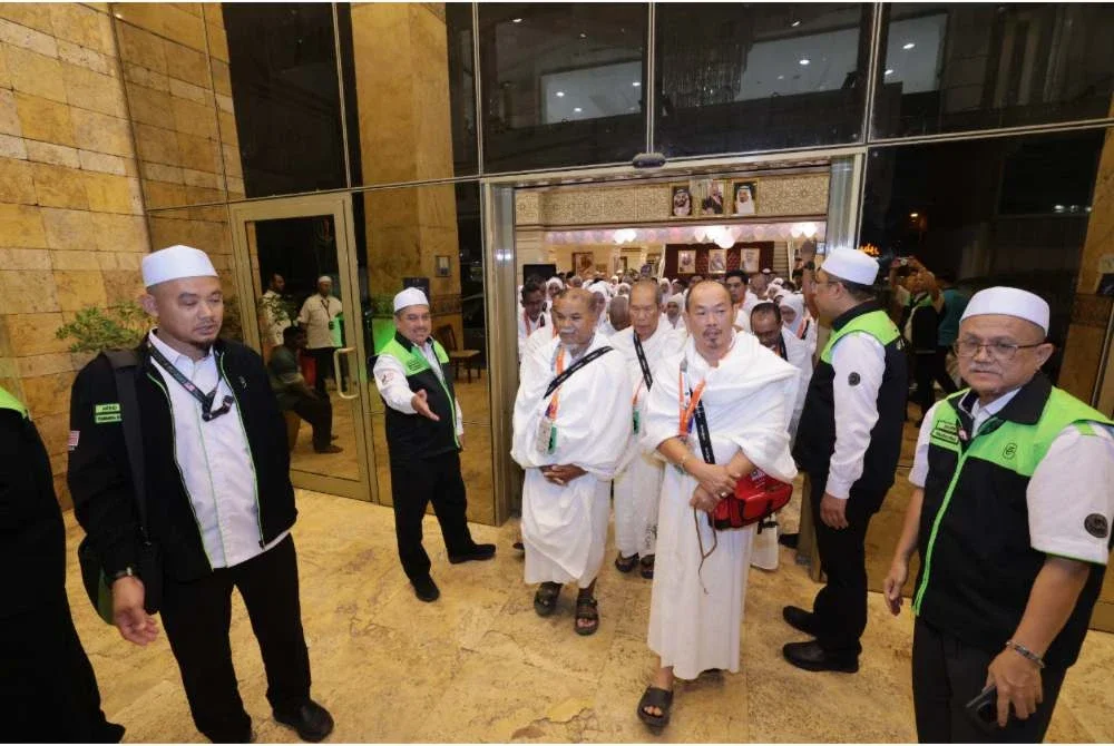 Petugas Tabung Haji sentiasa mengawasi pergerakan jemaah bagi memastikan pergerakan mereka tersusun dan lancar.