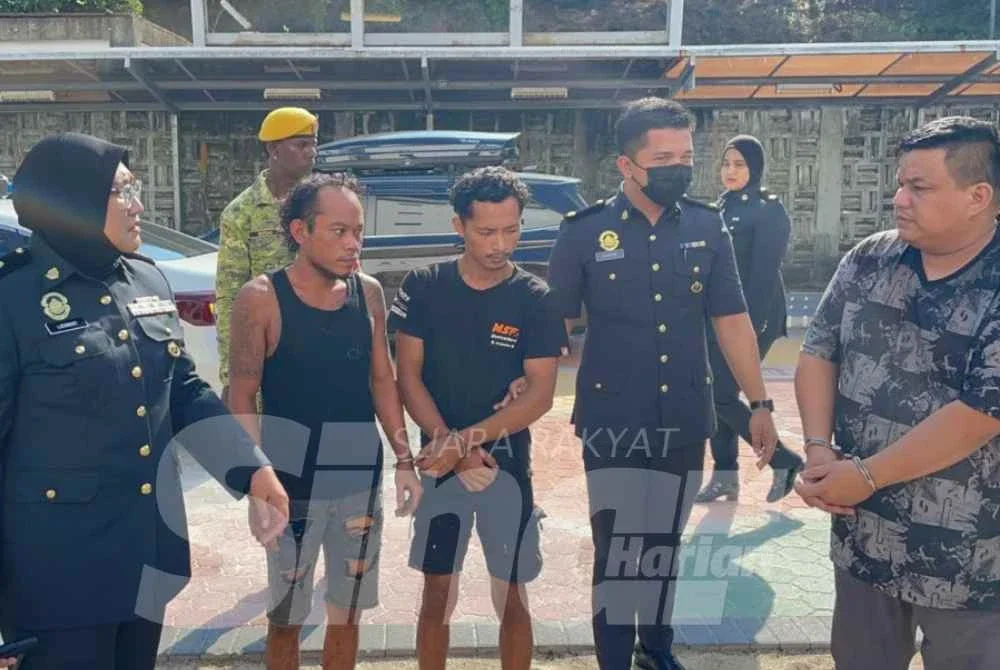 Lee Kok Chek (kanan) serta Hendrik Dwi Setyawan (dua dari kiri) dan Maulana Bachrudin (tiga dari kiri) dihadapkan ke Mahkamah Sesyen Johor Bahru atas pertuduhan menyimpan barang kawalan iaitu diesel tanpa kebenaran.