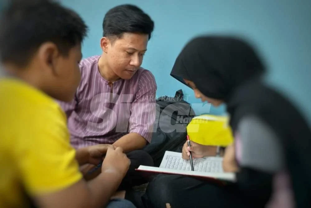 Mohd Haikal mengajar al-Quran kepada anak-anak yang mendapatkan ilmu di Pusat Prihatin Pahang di Jalan Wong Ah Jang di sini. Foto Sinar Harian