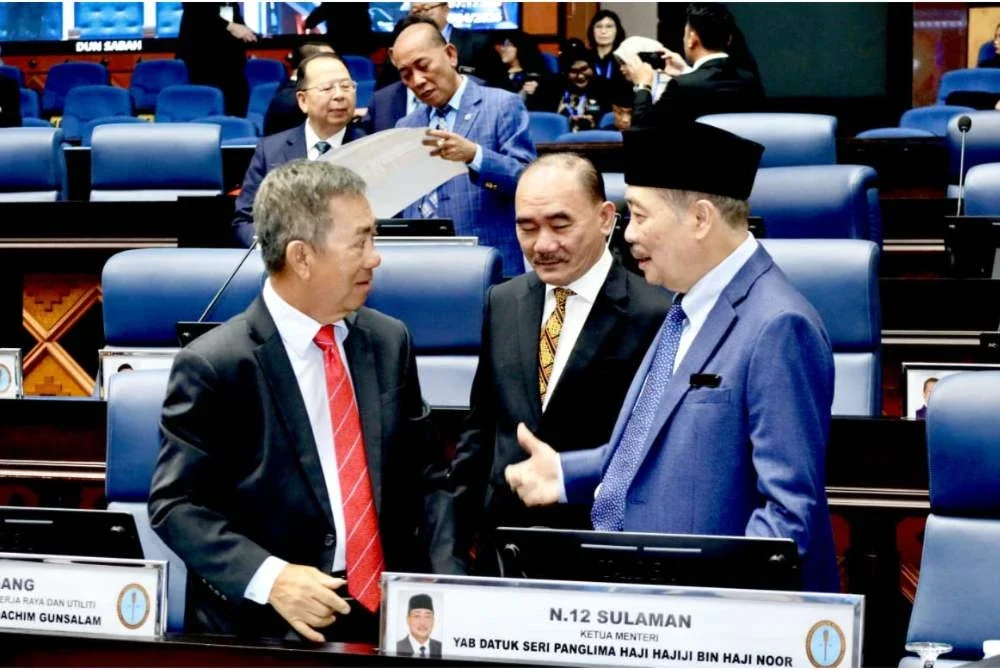 Hajiji (kanan) ketika menghadiri sidang DUN Sabah.