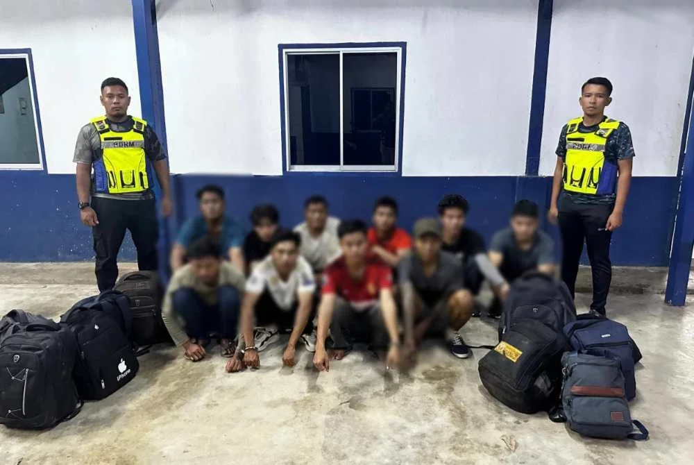 Kesemua lelaki berusia antara 21 hingga 47 tahun yang dipercayai baru tiba di negara ini ditahan anggota PGA Briged Tenggara dalam Op Taring Wawasan. Foto PGA