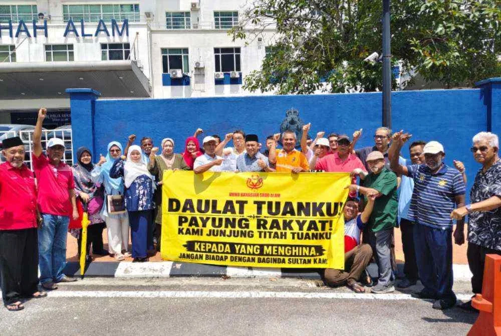Azhari (tengah, bersongkok hitam) berhimpun bersama selepas membuat laporan polis di IPD Shah Alam.
