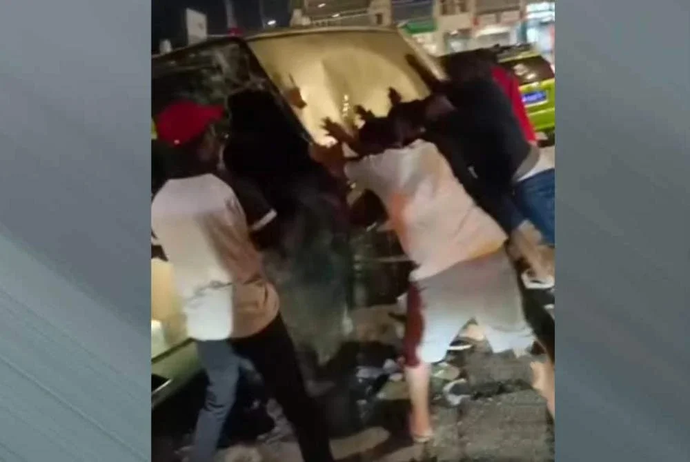 Tangkap layar video tular memaparkan kemalangan sebuah kenderaan pada Ahad.