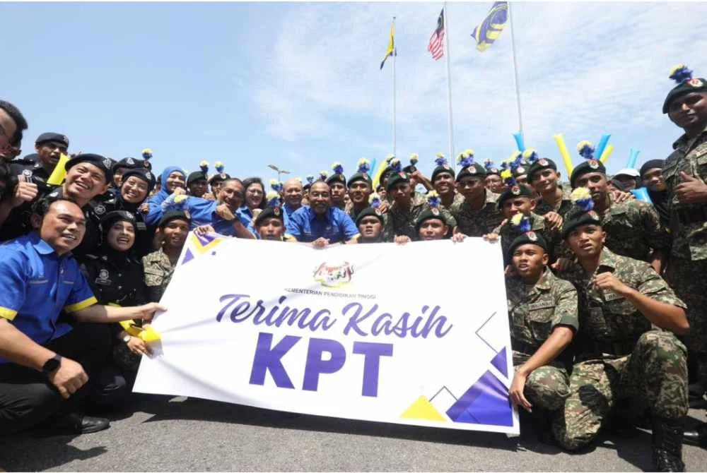 Menteri Pendidikan Tinggi, Datuk Seri Dr Zambry Abd Kadir ketika mengadakan lawatan kerja ke UniMAP pada 25 April lepas.