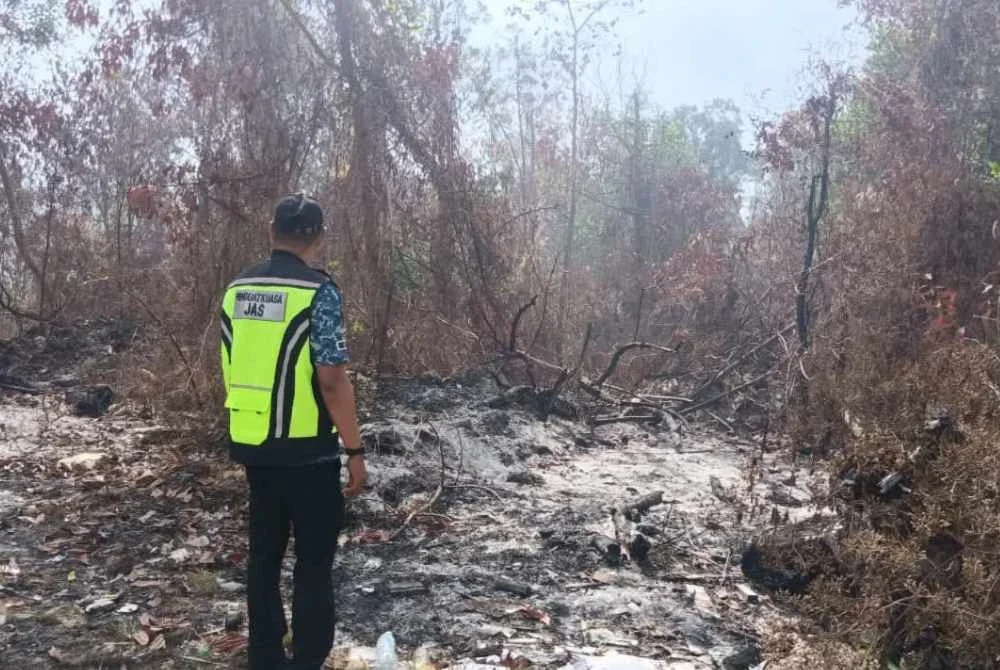 JAS bersama agensi keselamatan memantau kebakaran melibatkan 32 hektar tanah gambut di Kampung Baru, Kuala Abang, Dungun sejak 22 April lalu.