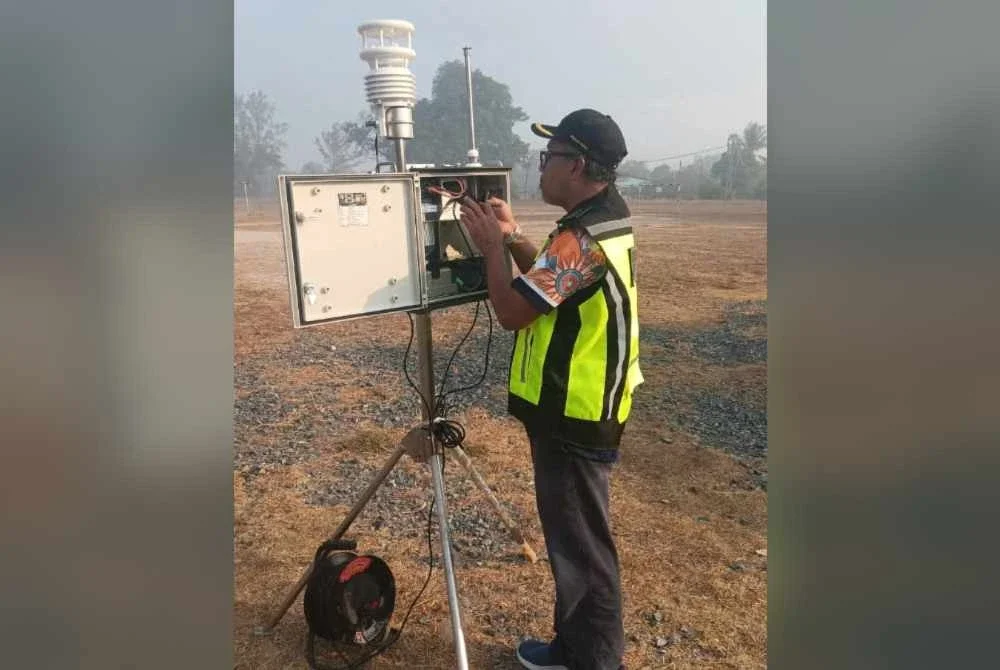 JAS memasang alat pemantauan kualiti udara mudah alih bagi memantau situasi semasa.
