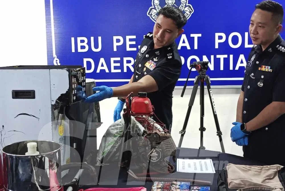 Pelbagai barangan dirampas polis daripada Geng Kuyai termasuk peralatan perkakasan rumah.